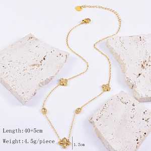 Detailed size specs for four-leaf flower necklace with 40+5cm adjustable chain and pendant
