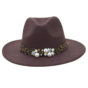 Chapeau Fedora marron foncé avec ruban léopard, perles et détails floraux