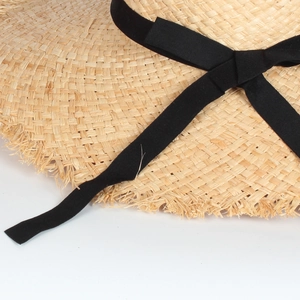 Chapeau de soleil en raphia tissé main avec ruban noir et bords effilochés pour plage d'été
