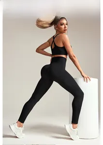 Gros plan sur le pantalon de yoga sans couture taille haute avec texture côtelée noire