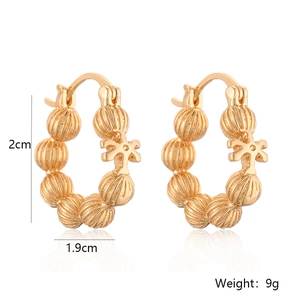Orecchini a cerchio placcati oro con perle strutturate e ciondoli a croce, 2cm x 1,9cm
