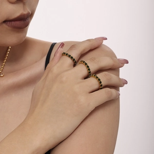 Set di anelli impilabili in acciaio inossidabile placcato oro 18K con cristalli verdi