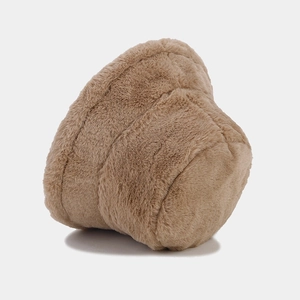 Dettaglio del cappello a secchiello in peluche kaki con consistenza soffice invernale