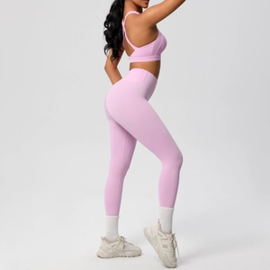 Detalle de los leggings de yoga de cintura alta rosa claro y el conjunto de sujetador