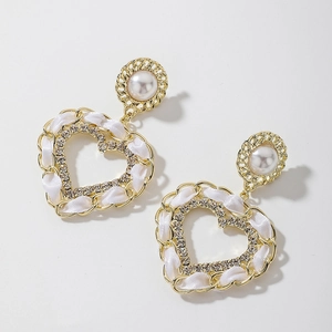 Boucles d'oreilles cœur vintage avec perles, strass et détail de chaîne en similicuir