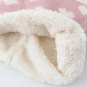 Vue détaillée de la doublure épaisse en fausse fourrure blanche d'un bonnet de bébé rose