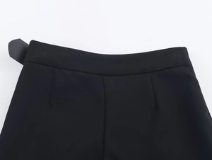 Détail de la large taille plissée sur la jupe-culotte noire en tissu de costume élégant