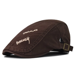 Détail de la casquette plate en coton marron avec broderie TROMAS et boucle en métal