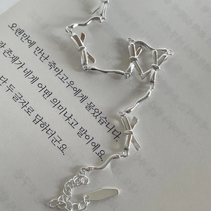 Minimalist S925 sterling silver bowknot bracelet with irregular wavy chain links