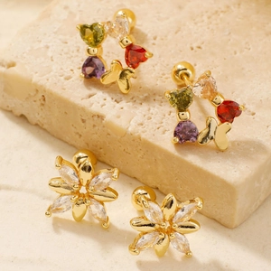Boucles d'oreilles fleurs et cœurs dorées avec zircons sur socle en pierre naturelle
