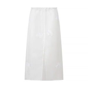 Détails des fleurs 3D sur une jupe longue en organza blanc avec fente frontale