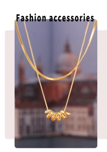 Detailansicht der 18k vergoldeten Schlangenkette mit kleinen Ringanhängern