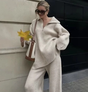 Style urbain avec ensemble en maille côtelée crème, pull à col zippé et pantalon large