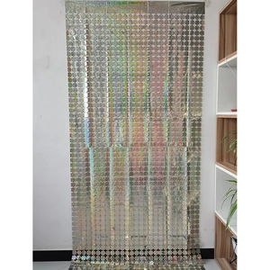 Dettaglio della tenda olografica argentata con paillettes quadrate e riflessi arcobaleno