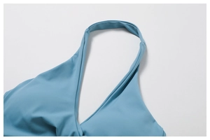 Gros plan du soutien-gorge de yoga dos nu bleu ciel montrant le tissu lisse et élastique