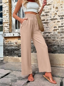 Détail d'un pantalon large à taille haute avec cordon de serrage et poches à boutons