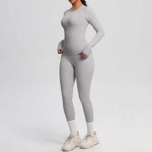 Détail de l'ensemble de yoga gris avec passe-pouces et poches sur le legging
