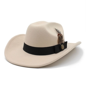 Détail du chapeau vintage avec ruban noir, plumes et insigne en métal doré