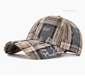 Dettaglio del cappellino da baseball a quadri grigi con scritte artistiche e trama