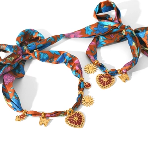 Colliers pour animaux en tissu floral avec pendentifs soleil et cœur sur fond blanc