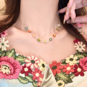Gros plan détaillé d'un collier de marguerites colorées sur le cou d'un mannequin