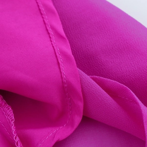 Elegante abito in chiffon rosso rosa con collo alto plissettato e dettagli a maniche lunghe