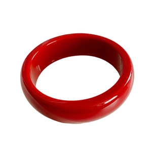 Bracelet jonc rond en résine rouge minimaliste pour femme avec finition brillante
