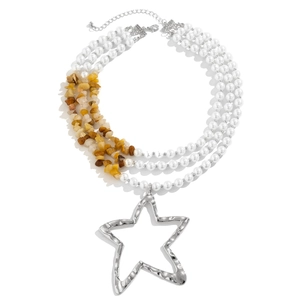 Detail van drielaagse ketting met parels, barnstenen stenen en een zilveren sterhanger