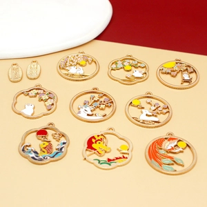 Lot de 10 pendentifs en émail doré avec motifs traditionnels de lapin, cerf et poisson