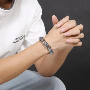 Vue détaillée d'un bracelet punk tête de mort pour homme avec finition argent antique