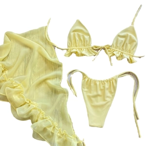 Set bikini 3 pezzi giallo neon con top a balze, perizoma e gonna copricostume in rete