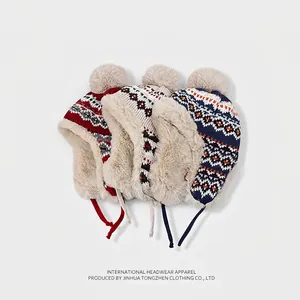 Bonnet jacquard à oreillettes avec pompon en fausse fourrure et doublure chaude
