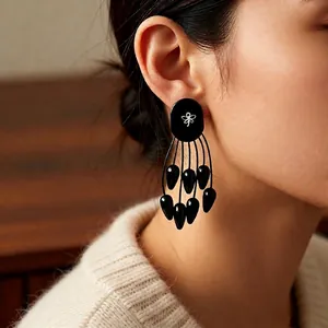 Boucles d'oreilles ethniques avec tige en argent, bois ovale et pendentif goutte noir