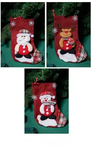 Détails des chaussettes de Noël avec figurines de Père Noël, bonhomme de neige et renne