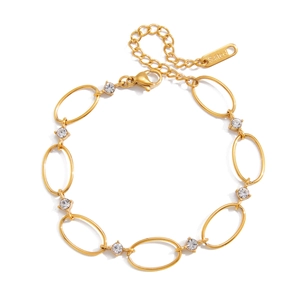 Dettaglio del bracciale dorato in acciaio inossidabile con cristalli di zirconia cubica