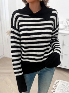 Detail eines klassisch schwarz-weiß gestreiften Strickpullovers mit elegantem Reverskragen