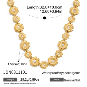Detailansicht der 18K Gold Gänseblümchen-Halskette mit Größen- und Materialinfos