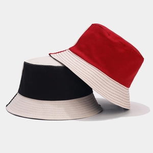Chapeaux bob en toile minimalistes en rouge et noir contrastés avec des bords beiges