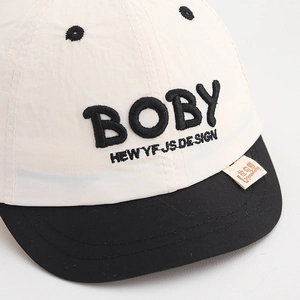 Casquette de baseball bicolore pour bébé avec broderie 'BOBY' en crème et noir