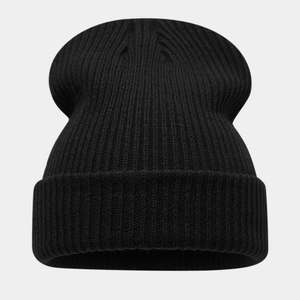 Détail macro du bonnet en maille côtelée noire montrant la texture épaisse et le bord plié