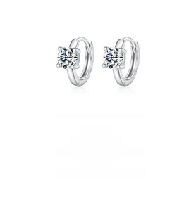 Détail de boucles d'oreilles créoles en argent moissanite 2 carats avec poinçon S925