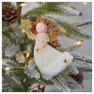 Dettaglio angelo di peluche con ali dorate appeso a un albero di Natale decorato