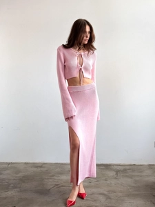 Ensemble tricot rose avec haut court à lacets et jupe longue avec fente haute