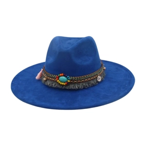 Primo piano dettagliato di un cappello fedora in feltro blu reale con fascia etnica e frange