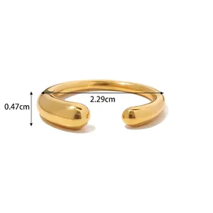 Minimalistischer unregelmäßiger geometrischer offener Ring in poliertem Gold-Finish