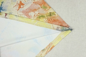 Détail de couture et imprimé abstrait coloré sur la robe rétro ajustée de haute qualité