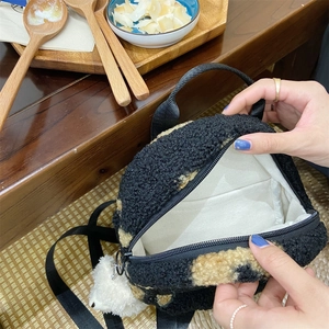 Détail d'ouverture d'un sac à dos ours en peluche avec motif animal et doublure