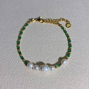 Detail der Barockperlenkette mit bunten Perlen und verstellbarer Goldkette