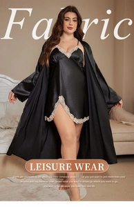 Détails de vêtements de nuit en satin noir avec dentelle délicate et fente latérale