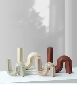 Gros plan de vases en céramique en S aux tons mats avec texture de rayures verticales